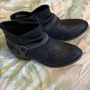 Black bootie with buckle